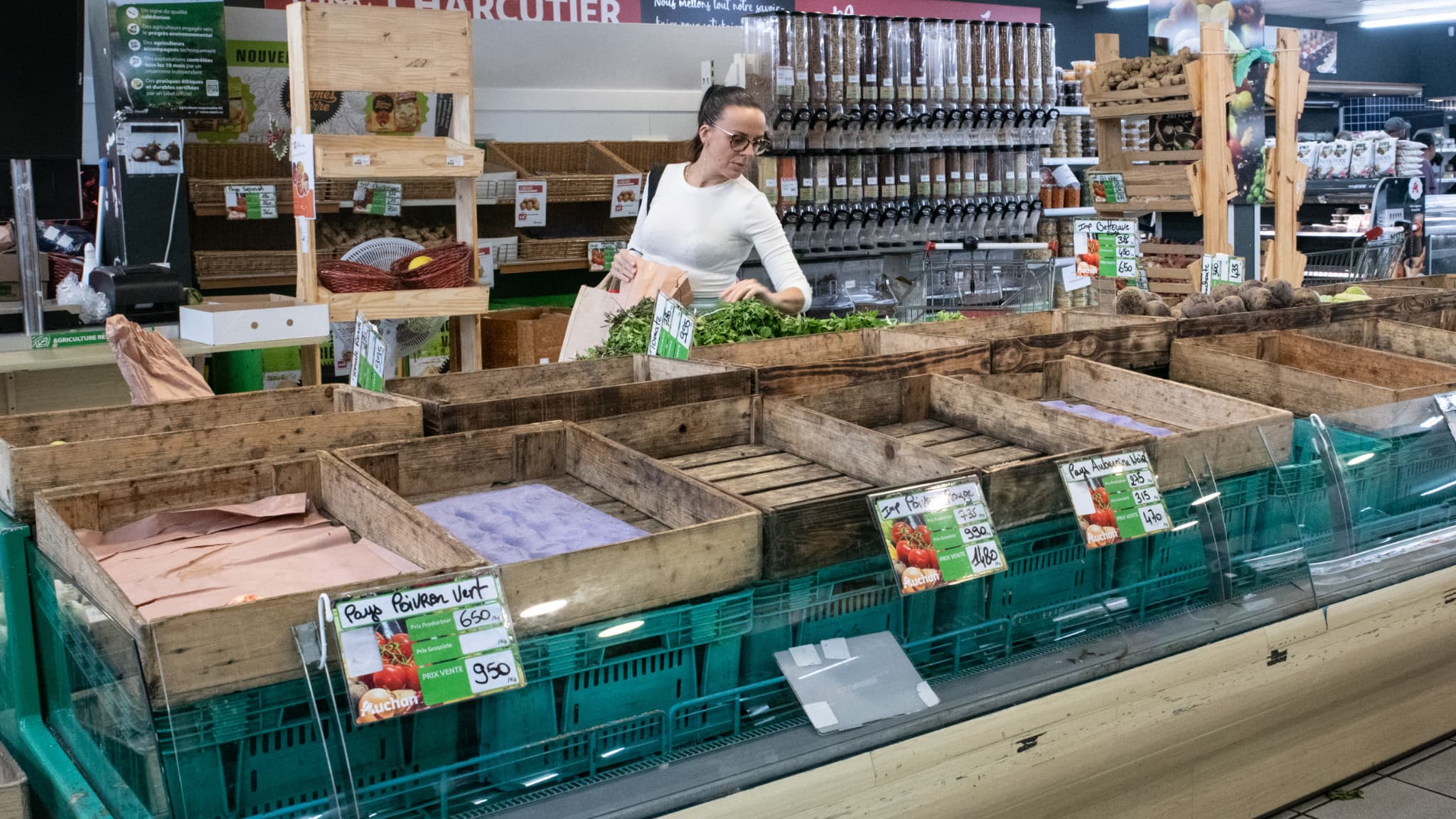 Le rayon fruits et légumes d'un supermarché de Nouméa, le 16 mai 2024