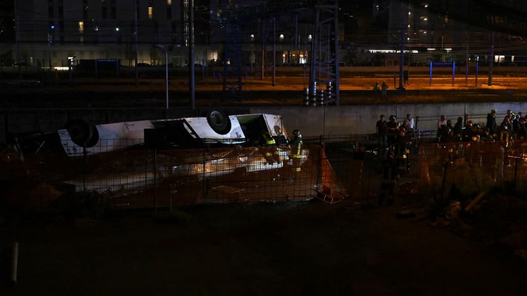 Des pompiers près du bus qui est tombé d'un pont à Venise ce mardi.