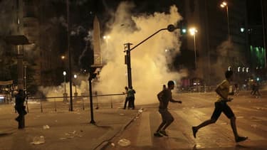 Emeutes dans les rues de Belo Horizonte, troisième ville du Brésil. Plusieurs dizaines de milliers de Brésiliens ont à nouveau manifesté mercredi pour réclamer des mesures contre la corruption et de meilleurs services publics, malgré les concessions du Co