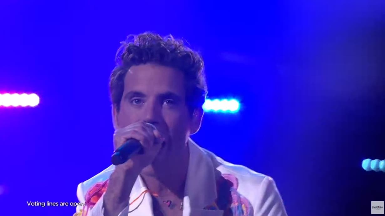 Mika sur la scène de l'Eurovision 2022 Mika sur la scène de l'Eurovision 2022