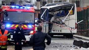 Un bus scolaire a percuté la ridelle d'un poids lourd à Rochefort, faisant au moins six morts et onze blessés, le 11 février 2015.