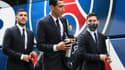 Leandro Paredes, Angel Di Maria et Lionel Messi, du PSG, en costume Dior le 19 septembre 2021 à leur arrivée au Parc des Princes à Paris
