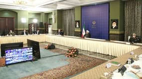 Photo fournie par la présidence iranienne le 6 juin 2020 montrant le Comité de lutte contre le Covid-19 réuni autour du président Hassan Rohani (2e G)