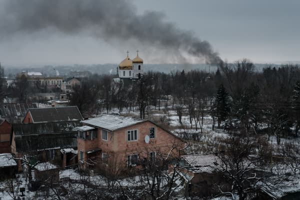 De la fumée survole Bakhmout après une frappe, dans l'est de l'Ukraine, le 3 février 2023