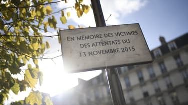 Une plaque commémorative en mémoire des victimes des attentats du 13 novembre 2015