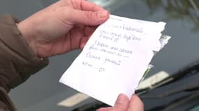 Photo du petit mot laissé sur le pare-brise de la voiture de Charlotte, le 18 novembre 2025. 