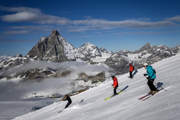 Des skieurs proches du refuge des Guides du Cervin, situé à la frontière entre la Suisse et l'Italie.