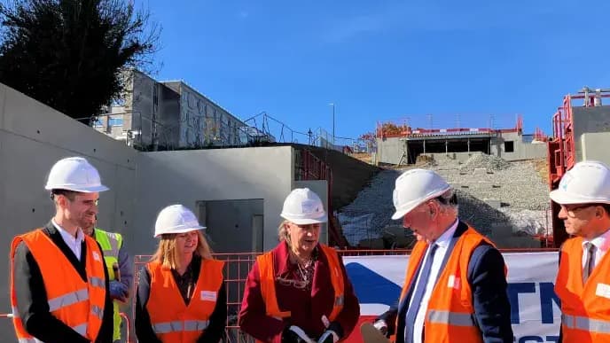 Les représentants de Brest Métropole et du CHU de Brest lors de l'inauguration des ascenseurs inclinés le vendredi 17 octobre.