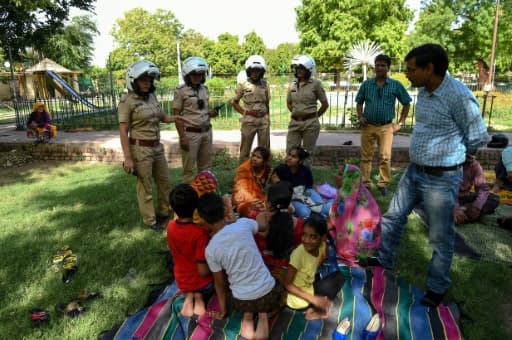 Des policières d'une unité spéciale uniquement composée de femmes patrouillent le 14 juin 2017 dans la ville de Jaipur (nord-ouest de l'Inde) pour lutter contre les violences faites aux femmes Des policières d'une unité spéciale uniquement composée de femmes patrouillent le 14 juin 2017 dans la ville de Jaipur (nord-ouest de l'Inde) pour lutter contre les violences faites aux femmes