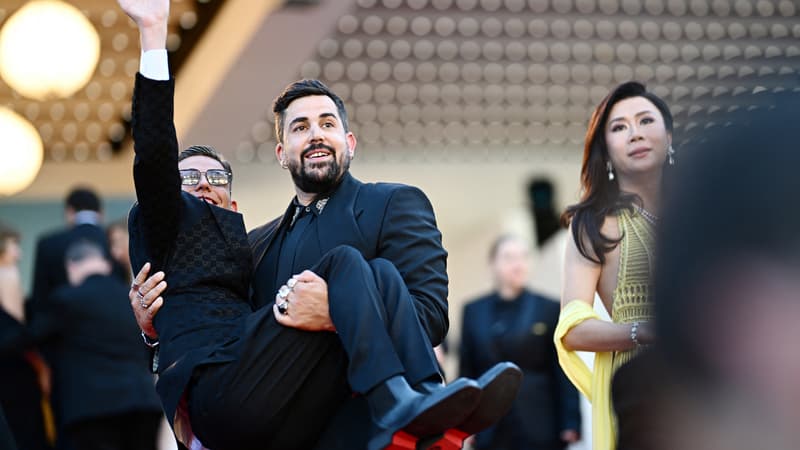 Membres du film "Un p'tit truc en plus" L'acteur et réalisateur français Artus (4R) tient l'acteur français Sofian Ribes à leur arrivée pour la projection du film "Le Comte de Monte-Cristo" lors de la 77e édition du Festival de Cannes à Cannes, dans le sud de la France, le 22 mai 2024.