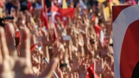 Des manifestants brandissent le portrait de Mustafa Kemal Ataturk place Taksim, à Istanbul, dimanche 24 juillet 2016