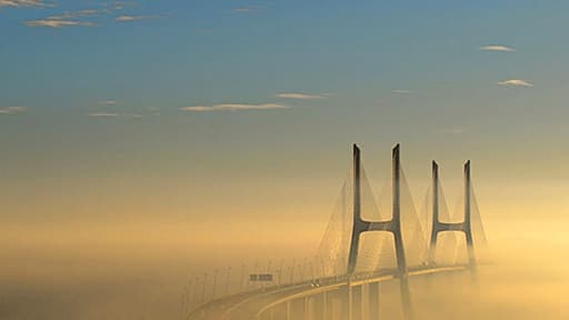 Le pont Vasco de Gama de Lisbonne, Portugal, émerge de la brume. Cette photo a terminé neuvième.