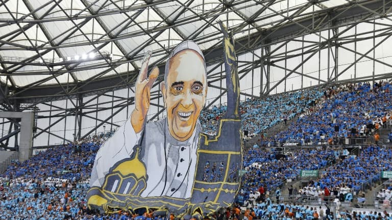 Un "tifo" à l'effigie du pape François est déployé dans le Stade Vélodrome de Marseille à l'occasion de sa venue, le 23 septembre 2023