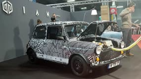 La technique du rétrofit consiste à extraire la mécanique d'origine, le moteur, le réservoir et le pot d'échappement pour les remplacer par un moteur électrique, une batterie et un boîtier électronique destiné à piloter cette nouvelle motorisation.