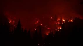 LIGNE ROUGE - Malgré l'intervention de 5000 pompiers, le Dixie fire a détruit la ville de Greenville en Californie