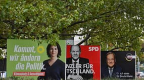 Allemagne: affiches de campagne pour les élections législatives montrant les trois candidats à la chancellerie Olaf Scholz (SPD), Armin Laschet (CDU) et Annalena Baerbock (Les Verts)
