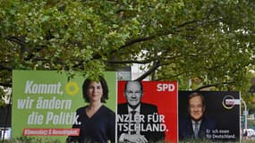 Allemagne: affiches de campagne pour les élections législatives montrant les trois candidats à la chancellerie Olaf Scholz (SPD), Armin Laschet (CDU) et Annalena Baerbock (Les Verts)