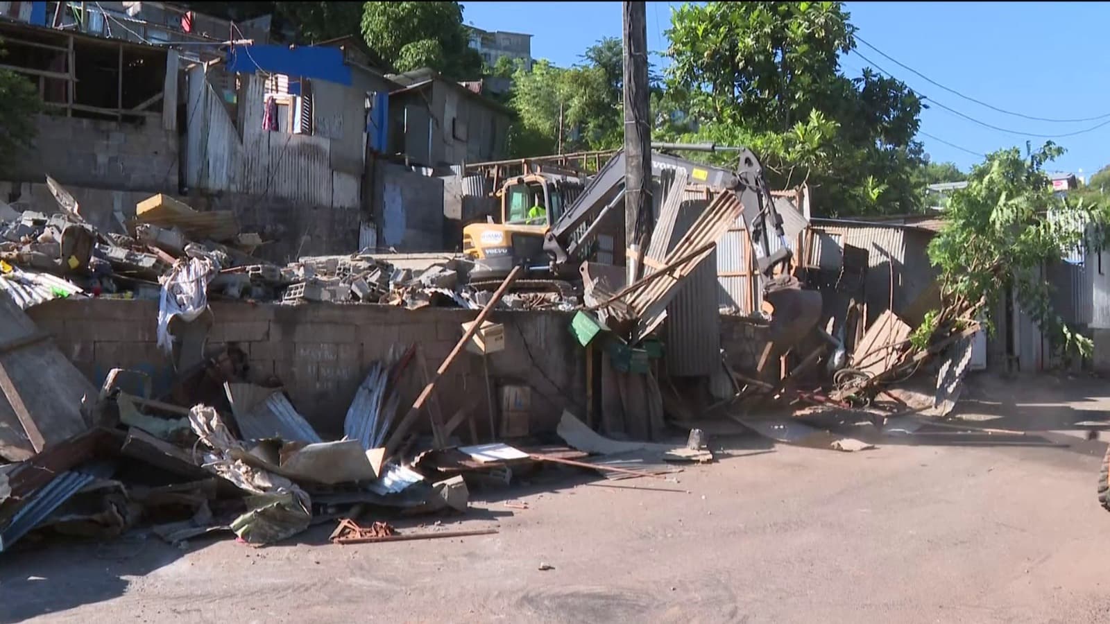 La destruction d'un bidonville à Mayotte