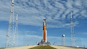 Le lanceur SLS de la mission Artemis 1 sur le pas de tir à Cap Canaveral en Floride, ici le 13 novembre 2022.