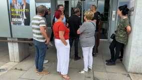 Le "Café des Tontons", café associatif de la cité Berthe, va fermer au grand désespoir des habitués qui se sont réunis devant la mairie de La Seyne-sur-Mer ce mardi 25 juin.