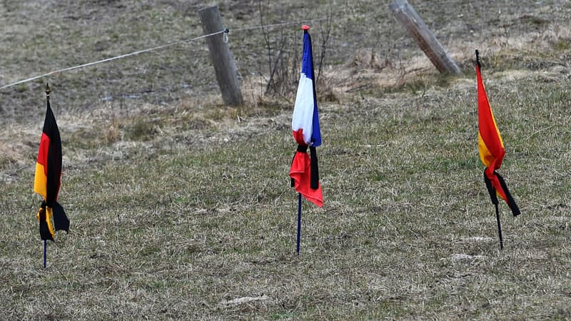 Des drapeaux allemand, français et espagnol en signe de deuil, plantés au Vernet, près du lieu du crash de l'A320. 