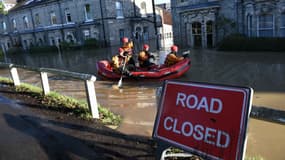 À cause des inondations, les secours sont forcés de se déplacer en bateau pneumatique, comme ici, à York.