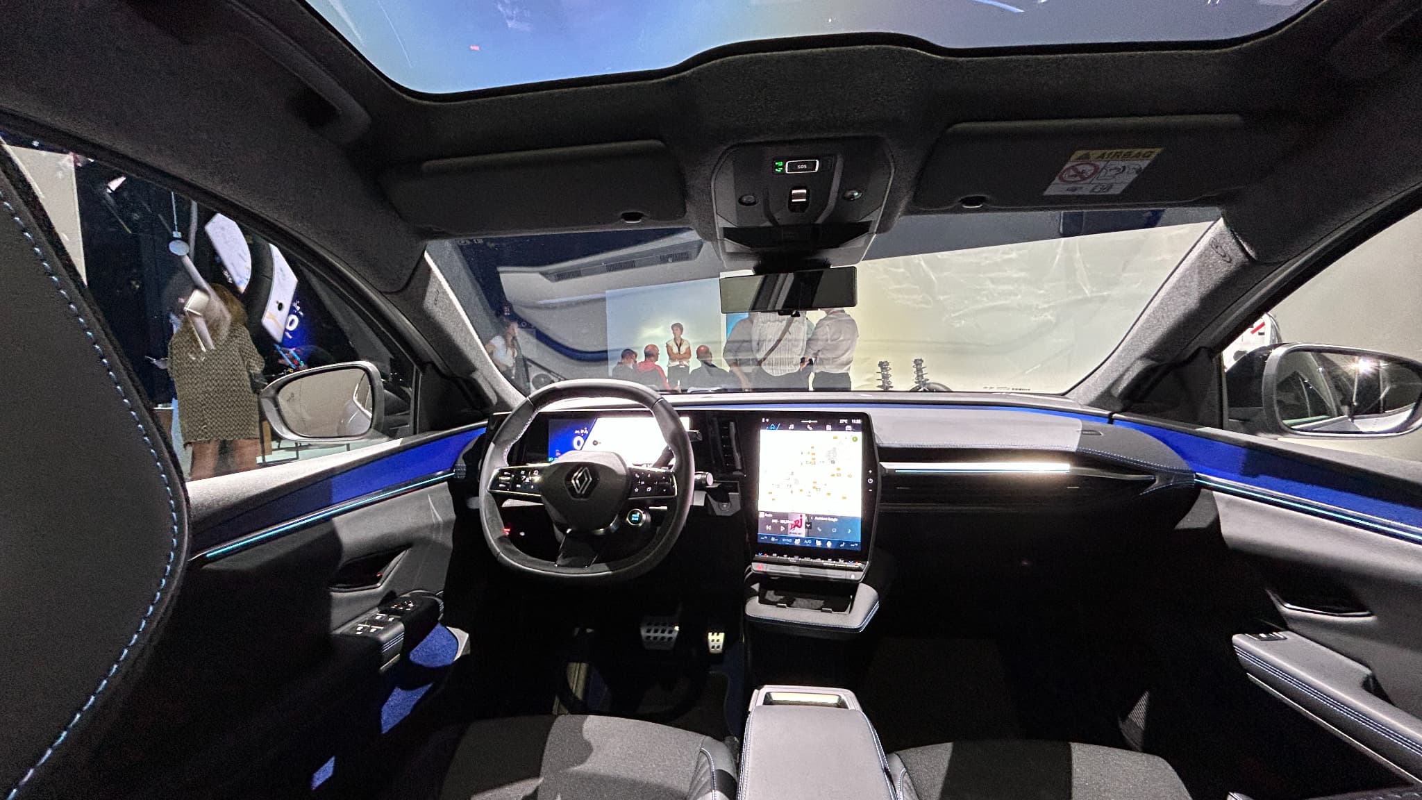 Après les Mégane, Austral et Espace, ce nouveau Scénic adopte aussi le nouveau combiné d'écrans proposé par Renault.