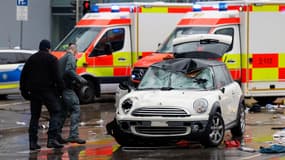 Des membres des services d'urgence travaillent sur les lieux où une voiture a foncé dans la foule dans la ville de Munich, dans le sud de l'Allemagne, le 13 février 2025, faisant plusieurs blessés, selon la police.