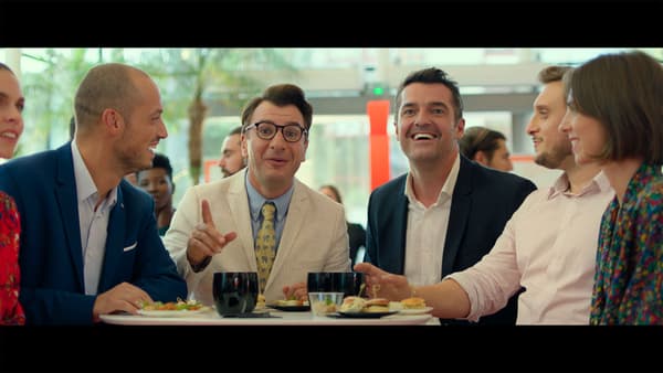 Michaël Youn et Arnaud Ducret dans "Divorce Club", entourés par les YouTubeurs Carlito et McFLy Michaël Youn et Arnaud Ducret dans "Divorce Club", entourés par les YouTubeurs Carlito et McFLy