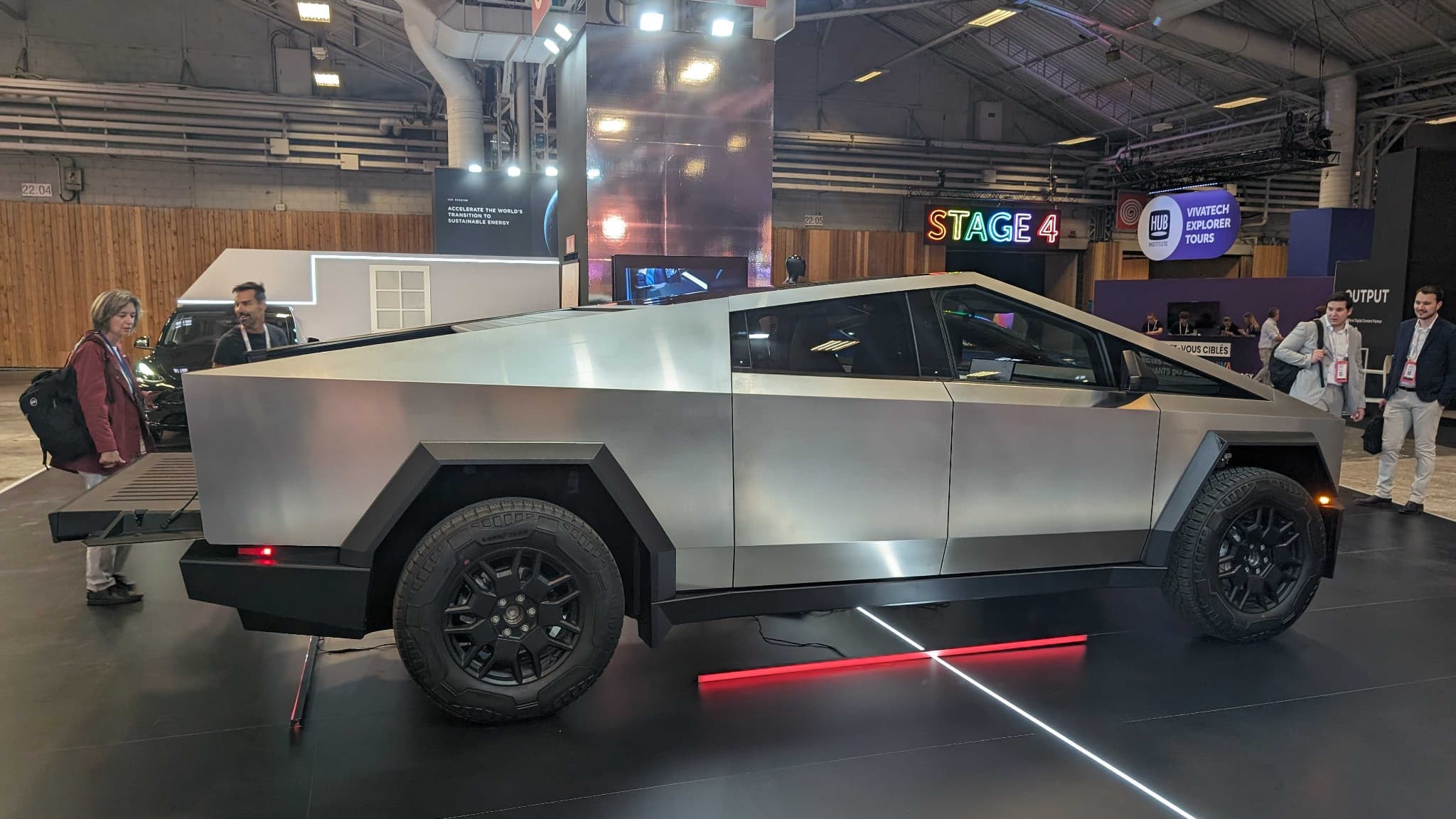 5,68 mètres de long pour ce pick-up géant. 5,68 mètres de long pour ce pick-up géant.