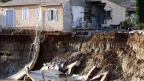 Maisons endommagées aux abords de la rivière la Naturby à la suite d'intempéries à La Motte, dans le sud-ouest de la France. Les transports et les services publics se rétablissaient graduellement vendredi dans le Var après les pluies torrentielles qui ont