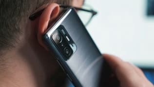 Une personne en conversation téléphonique (photo d'illustration).