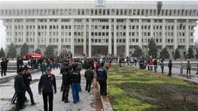 Rassemblement devant le palais présidentiel à Bichkek. Le président kirghize Kourmanbek Bakiev, qui a fui la capitale Bichkek mercredi en raison de violentes émeutes contre son pouvoir, a déclaré ne pas vouloir croire que Moscou soit à l'origine des troub