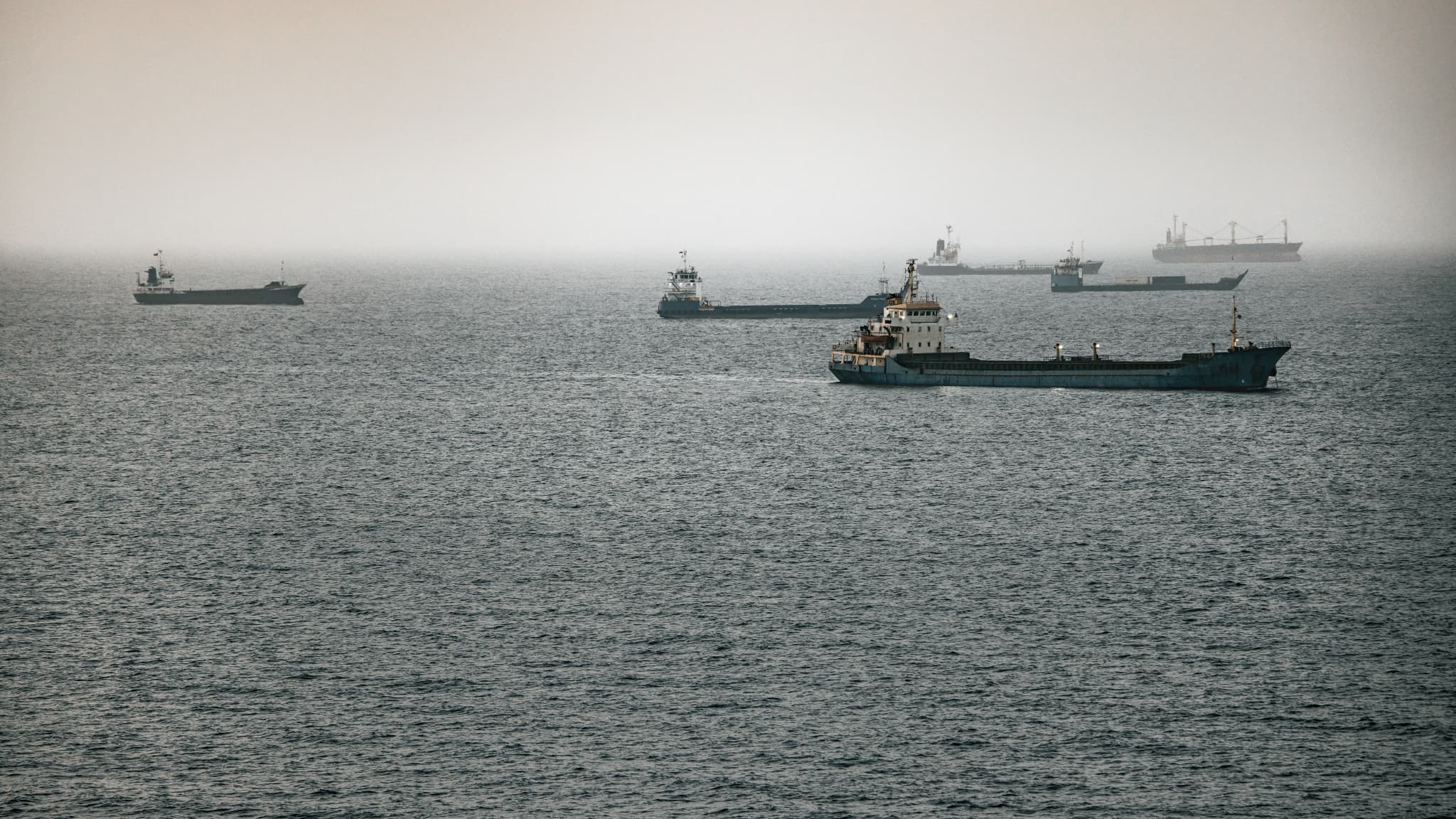 "Des conséquences plus importantes que beaucoup ne l'auraient imaginé": la fermeture du détroit d'Ormuz a bloqué 1.150 bateaux transportant pour 125 milliards de dollars de marchandises