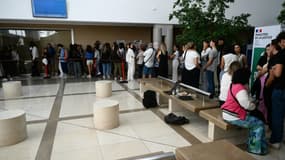 Le public faisant la queue pour assister au procès des viols de Mazan au tribunal judiciaire d'Avignon.