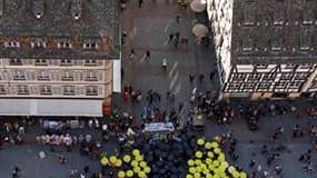 Manifestation antinucléaire au pied de la cathédrale de Strasbourg. Des milliers de personnes ont défilé dans sept villes de France pour dire stop au nucléaire civil comme militaire. /Photo prise le 15 octobre 2011/REUTERS/Vincent Kessler