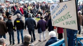 "Bienvenue au migrants à Digoin", disent des manifestants, le 29 octobre.