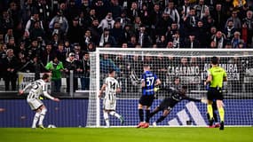 Adrien Rabiot ouvre parfaitement son pied... droit.
