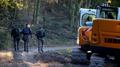 Les gendarmes français poursuivent les recherches du corps d'Estelle Mouzin, à Issancourt-et-Rumel le 26 avril.