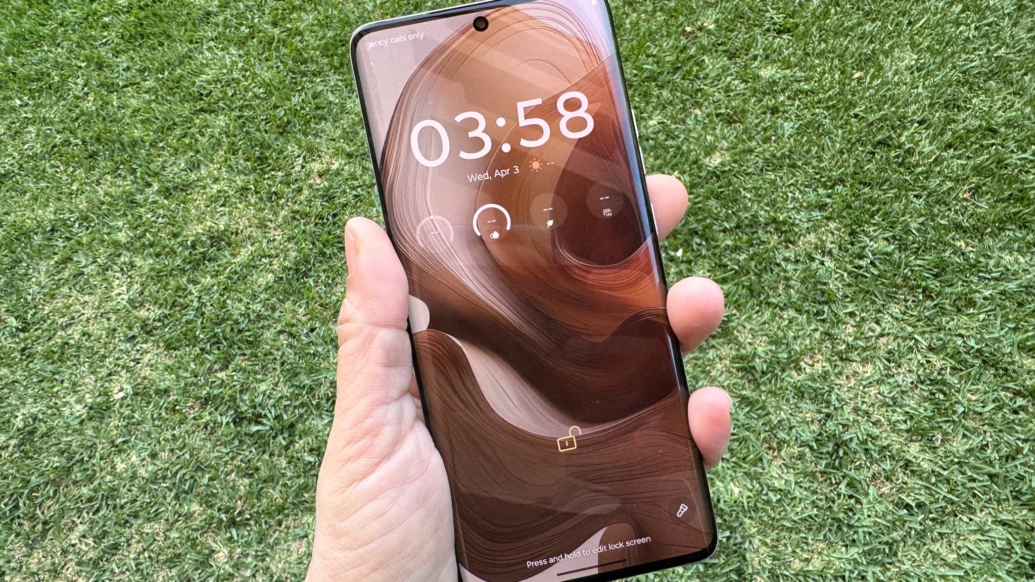 L'écran pOled du Edge 50 Ultra est certifié par Pantone pour afficher les couleurs telles qu'elles sont dans la réalité L'écran pOled du Edge 50 Ultra est certifié par Pantone pour afficher les couleurs telles qu'elles sont dans la réalité