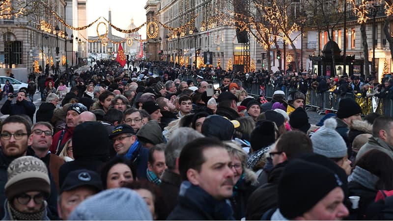 Les fans de Johnny Hallyday se rassemble à Paris.