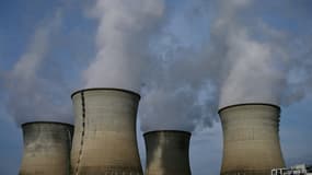Vue de tours aéroréfrigérantes de la centrale nucléaire du Bugey, le 24 juillet 2023 à Saint-Vulbas dans l'Ain