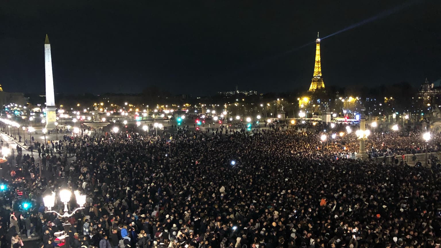 Les supporters massés à la Concorde pour le retour des Bleus 