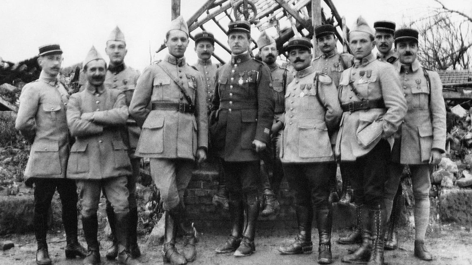 Meurthe-et-Moselle: le porte-monnaie d'un soldat de la Première Guerre mondiale retrouvé dans un jardin . Image-d-illustration-Soldats-et-officiers-de-la-Premiere-Guerre-Mondiale-posant-1034281