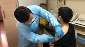 Un agent de santé administre une dose du vaccin contre le coronavirus CoronaVac de Sinovac dans une base de l'armée de l'air chilienne en Antarctique, au Chili, le 14 mars 2021.