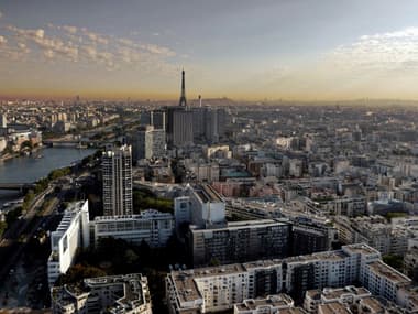 Vue aérienne sur Paris et son halo de pollution, le 15 septembre 2020