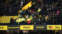 Des équipes de secours dans les tribunes de Vicarage Road, à Watford le 1er décembre 2021