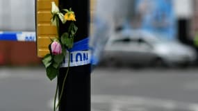Des fleurs sur un cordon de police le 24 mai 2017, après l'attentat de Manchester qui a fait 22 morts le 22 mai