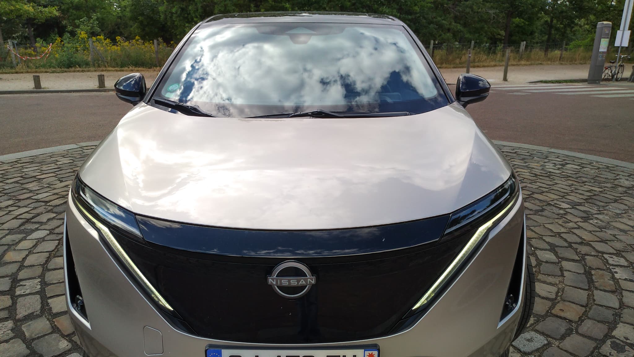 Le look de l’Ariya est un de ses points forts: tout en rondeur, doté de détails de carrosserie acérés, ce SUV Coupé tient à la fois de l’avion furtif et de la soucoupe volante. Le look de l’Ariya est un de ses points forts: tout en rondeur, doté de détails de carrosserie acérés, ce SUV Coupé tient à la fois de l’avion furtif et de la soucoupe volante.