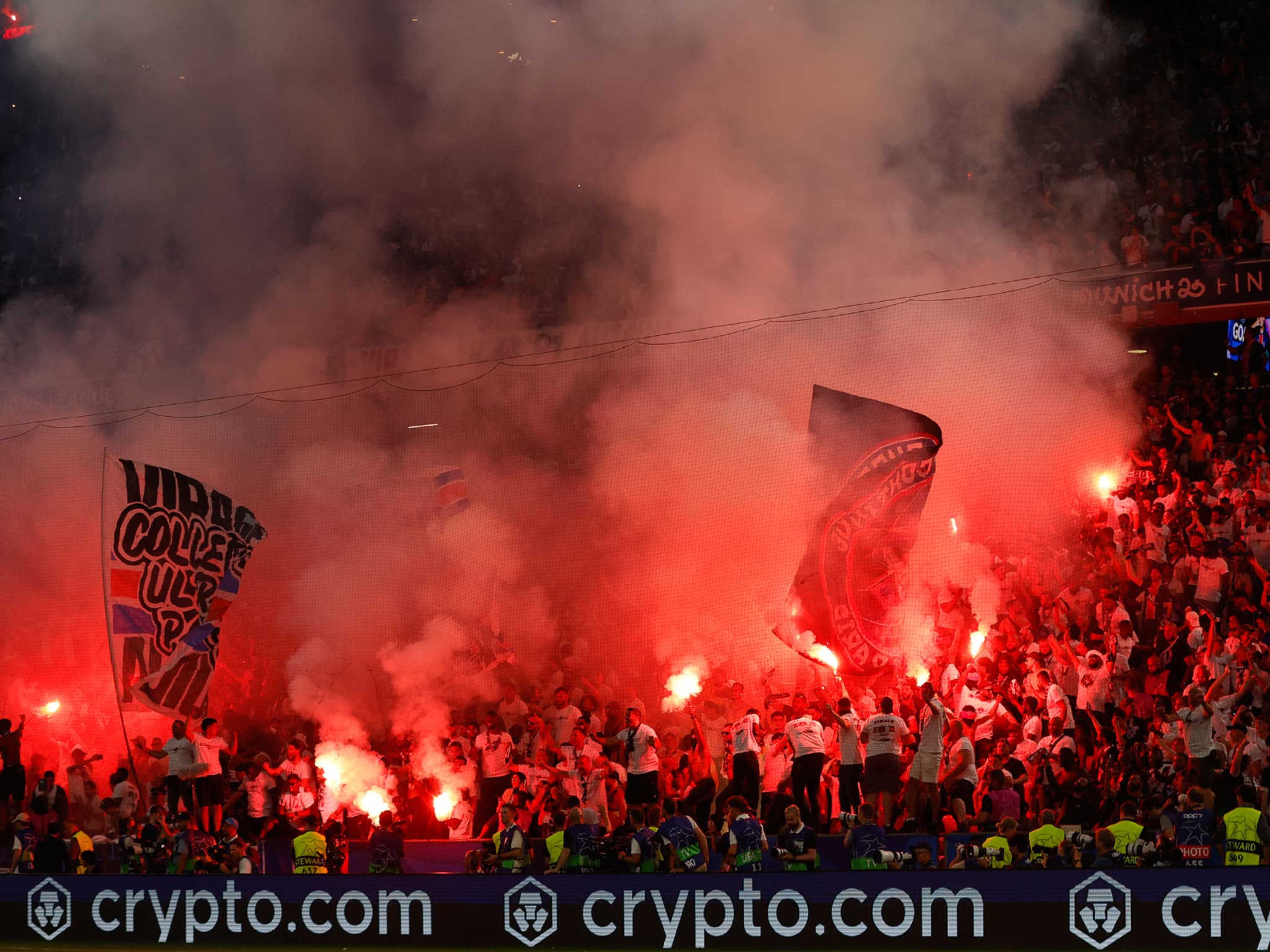 Douze supporters du PSG condamnés à payer une contribution citoyenne après  les craquages de fumigènes illégaux au Trocadéro